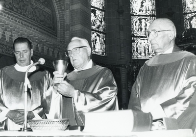 Pater Jan van Rut (midden) viert zijn 50-jarig priesterschap tijdens een H.Mis in de Lieropse kerk van de  H. Naam  Jezusparochie