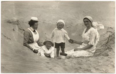 Frans Albers- Pistorius ( tweede van rechts ) met Dieter, de duitse kinderjuffrouw en Anna. Op het strand in Noorwijk aan Zee