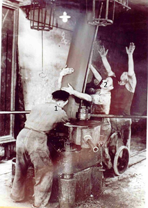 Het produktieproces van zink in de Kempense Zink Maatschappij Budelco: Het persen van Retorten in de Retortenfabriek. Retort wordt uit vorm gehesen
