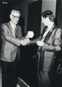 Overhandiging van de zilveren legpenning van de gemeente Someren aan  wethouder Jan Hendrikx, door burgemeester Roels, bij gelegenheid van zijn afscheid