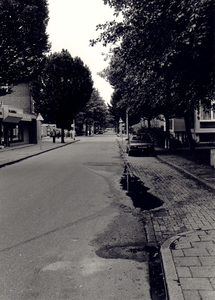 Trompstraat, gezien vanuit de richting 'Admiraal De Ruyterplein' in de richting Piet Heinstraat (midden links en rechts). Links slagerij Ad Swinkels-Bos en kapsalon André Dirks