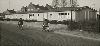 Raadhuisstraat 6, noodgebouw gemeentewerken, gezien in de richting van jongerencentrum Whent aan de van Vroonhovenlaan