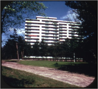 Promotie viewmasterkaart waarop woningen uit plan Coevering te Geldrop en plan Geestenberg te Eindhoven, uitgevoerd door Neduco Industriele Woningbouw