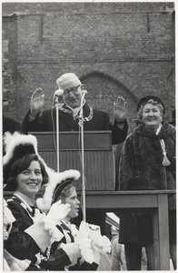Carnaval 1965.Ontvangst op het kasteelraadhuis.Achter de lessenaar: burgemeester Dhr. Sweens, naast hem zijn echtgenote, voor de ingang van het kasteelraadhuis
