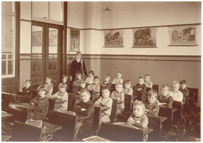 Klassenfoto lagere school Budel-Dorplein: later in gebruik als gym lokaal. Miel Croonen; Staand: Juffr. Verlaak; Linkse rij: Leen Moors;