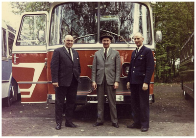 Autobusdienst F. van Asten. links: 1. onbekend; midden: 2. Jac van Asten dir. busbedrijf van Asten; rechts: 3. chauffeur Harrie Sprankenis;
