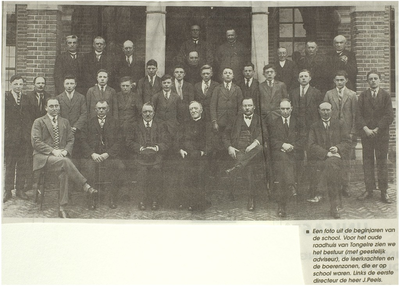 Groepsfoto van het leerkrachten en schoolbestuur van de R.K.-lagere school ('t Hofke). Links (zittende) de eerste directeur de heer J.Peels