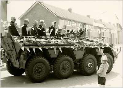 Militaire voertuigen met burgemeester van de Ven en wethouders. 3. Willem Smits, locoburgemeester/wethouder; 4. Leo van de Laar, gemeentesecretaris;