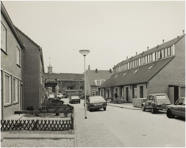 J.A. Carpstraat. Op de achtergrond het voormalige ontspanningsgebouw van Carp en kantine van Philips-USFA aan het Distelveld, die wordt verbouwd tot appartementen