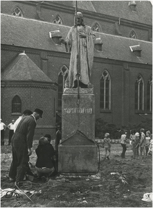 Onder grote belangstelling wordt het Heilig Hartbeeld bij R.K. kerk H. Willibrordus verplaatst vanwege aanleg parkeerplaats