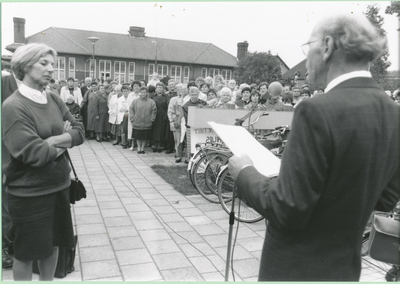 het houden van een toespraak door door Dhr. van Kessel ter gelegenheid van het bezoek van gedeputeerde Mevr. Mr. T.C.H.M. Huberts-Fokkelman (links) aan het bejaardenhuis in Lierop