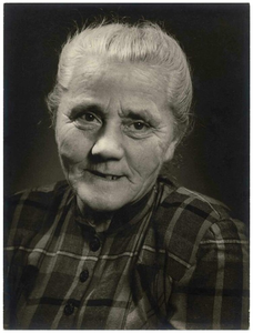 Mieke van Hooff-Lucas: *23-09-1886, +05-03-1971. Gehuwd met Jan van Hooff 1. Mieke van Hooff-Lucas;
