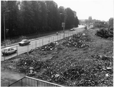 Kanaaldijk N.W., Koninklijke Nederlandse Machinefabriek v/h E.H. Begemann. Laatste resten van de sloop, die duurde van januari tot september 1993. Rechtsachter de Eikendreef. Links van het kanaal de kasteeltuin