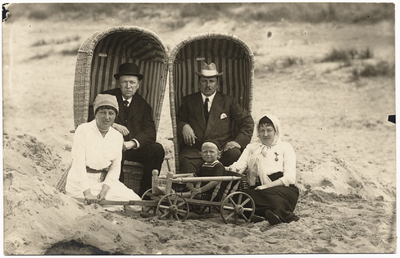 V.l.n.r. P.M. J. Pistorius ( 1881 ) , J.A. Pistorius ( 1841-1917 haar vader ) A.E. Albers-Pistorius ( 1878 - 1944 Haar echtgenoot ), F.J.W.A. Albers-Pistorius ( 1913, haar zoon ) en A.C.J. Pistorius ( 1913, haar zoon ) en A.C.J. Pistorius ( 1877, haar zuster ) op het strand van Noordwijk aan Zee