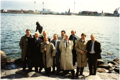 Groepsfoto, Kopenhagen, op de achtergrond bronzen beeld van de Kleine Zeemeermin. 3. Burgemeester Bosman; 10. Jos van Kemenade;
