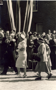 Aankomst op het feestterrein van H.M. Koningin Juliana, Prinses Beatrix met gevolg, Burgemeester A. Ploegmakers en echtgenote