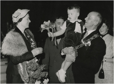 Burgemeester Hans Kolfschoten met de 150.000ste inwoner Josje Busio en links mevrouw Kolfschoten