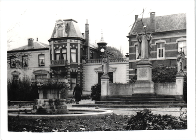 Koningsplein met Heilig Hartbeeld en de villa waar de familie van Johan Bluyssen- van den Heuvel woonde.