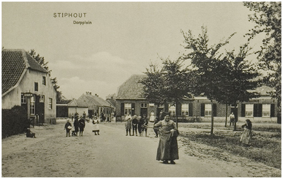 Dorpsstraat, gezien in de richting 'Gerwenseweg'. Midden links St. Trudostraat, midden rechts Croysestraat (de latere Meester Strikstraat)