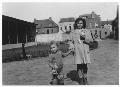 Molenstraat 141. Tuin Sint Antoniusgasthuis, Maria-paviljoen. Links Steffie Scheepers (geboren 11-05-1946), rechts Annie Scheepers (geboren te Helmond, 20-5-1940). Op de achtergrond de achterkant van woonhuizen aan de Molenstraat