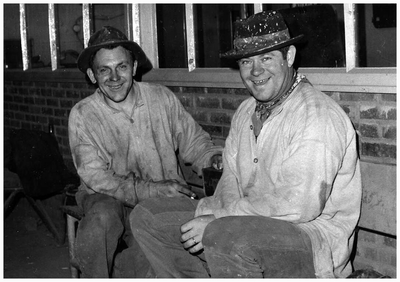 Pauze van de ovenwerkers op de zinkfabriek. Dhr Piet Bogers en dhr Sjaak Verhees uit Hamont(B) Na 1973 is op de zinkfabriek overgeschakeld van thermisch op electrolitisch zinkproces