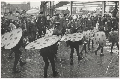 Carnaval 1965. Kinderoptocht. Een der deelnemende groepen gaat de Ameidestraat in, komende vanuit de Veestraat. Links: Ted de Haas, jurylid
