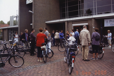 Deelnemers van de monumenten fietsroute bij de Kerk van de Sint Jozef parochie