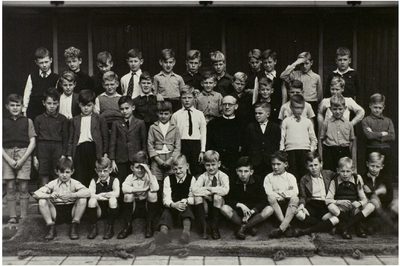 Een klassenfoto: Klas 4c met broeder Aquinatus van de St. Caniusiusschool (Molenstraat)
