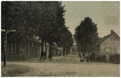 Stationsstraat voorheen Dorpsstraat links huis van Math. v.d. Weegh rechts slagerij H. Maas