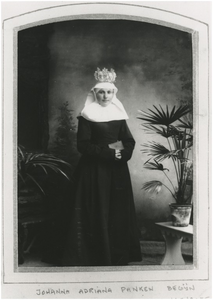 Een portret van Johanna Adriana Panken, geb. Duizel 12.01.1839, begijn te Gent, overl. Langenacker [bij Gent] 17.04.1904