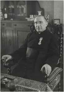 Pastoor H.F.M.J. Bless, onderscheiden in de Orde van Oranje-Nassau door burgemeester A. Ras