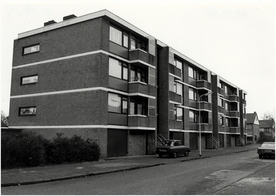 Smirnoffstraat, gezien vanuit de richting 'Fokkerlaan'. Het flatgebouw heeft adressen aan het Schipholplein. Deze flats worden ook wel Pronto-flats genoemd