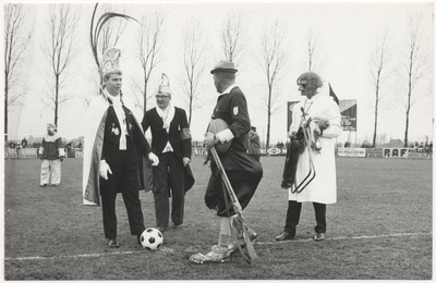 Carnaval 1965. Gekostumeerde voetbalwedstrijd. De Bakelsedijk. Links: Prins Huub. I. Huub Noten Jr. naast hem, Alphons Niessen