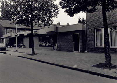 Trompstraat, gezien vanuit de richting 'Wethouder van Wellaan' in de richting Van Galenstraat. Rechts een tabakswinkel en bloemenhandel John Verbakel