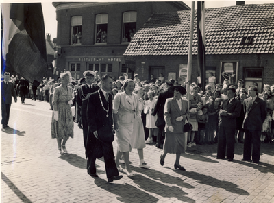 Aankomst op het feestterrein van H.M. Koningin Juliana, Prinses Beatrix met gevolg, en Burgemeester A. Ploegmakers met zijn echtgenote
