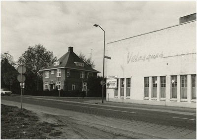 Provincialeweg, gezien in de richting van de Broekweg, rechts de gesloten Velasques sigarenfabriek