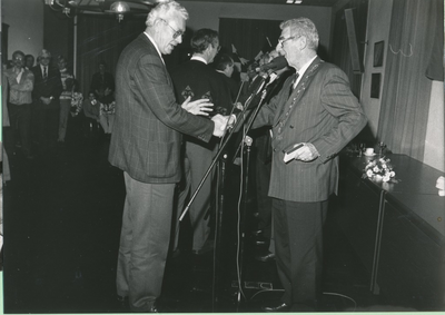 Links Piet van den Eijnden (voorzitter sv Someren), rechts Henk Roels (burgemeester)