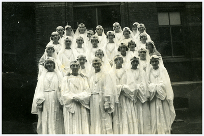 Een serie van 7 foto's betreffende de begrafenis Maria Brouns van de Mariacongregatie te Budel-Dorplein