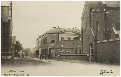 Molenstraat, gezien vanuit de richting van de 'Ameidestraat'. Rechts de paterskerk en de Rijks HBS. Links het broederklooster Sint Ludovicus