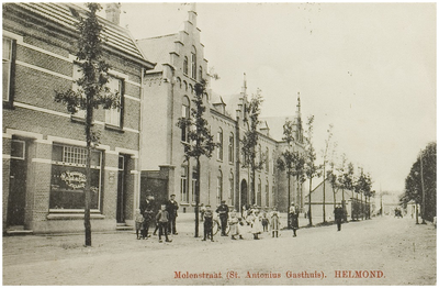 Molenstraat, gezien in de richting 'Ameidestraat'. Links het gasthuis Sint Antonius