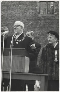 Carnaval 1965.Ontvangst op het kasteelraadhuis. Links: burgemeester Dr. Sweens, midden: raadslid P. de Roy, rechts: Mevr, Sweens voor de ingang van het kasteelraadhuis