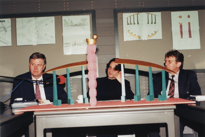 V.l.n.r.; Joseph Vos (burgemeester), Jan Samson (ontwerper), Martien Kusters (wethouder)