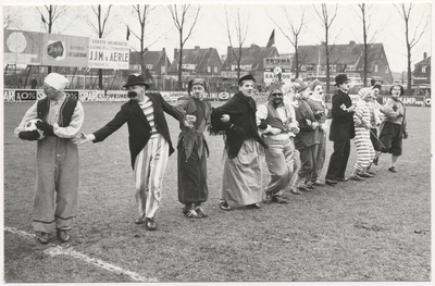 Carnaval 1965. Gekostumeerde voetbalwedstrijd aan de Bakelsedijk. Enkele spelers opgesteld , 2e van rechts: Thieu v. Stiphout