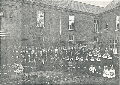 Leerlingen van de Huishoudschool in Lierop. met B. van Diepen in het midden, met ketting