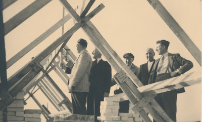 Burgemeester Boerenkamp (links vooraan) bekijkt de kapconstructie.