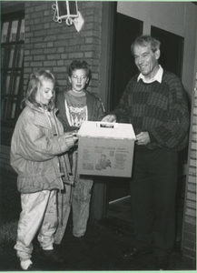 Het overhandigen van de eerste milieubox door leden van Jong Nederland aan wethouder Jan Hendriks