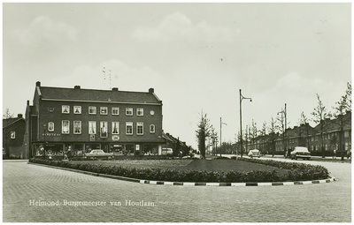 Burgemeester Van Houtlaan, gezien vanaf Bijsterveld. Plantsoentje op de splitsing met de Broekwal (links)