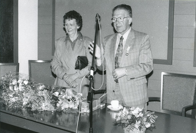 Lothar Fiedler met de eremedaille in zilver verbonden aan de orde van Oranje-Nassau, met naast hem zijn echtgenote