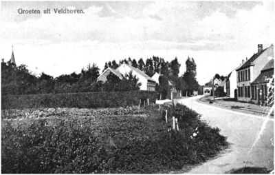 Locht, richting Dorpstraat, in de verte het Raadhuis, rechts huis kinderen Somers, vervolgens P. Elsen en sigarenfabriek G. van Rijsingen