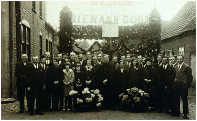 Priesterfeest Neomist Pierrre Ras. 1e H. Mis. hoek Mart/Marktstraat fa. Ras-Fias woonde in 1932 in het huis. Thans Molenstraat 1 (toen schoenen zaak).